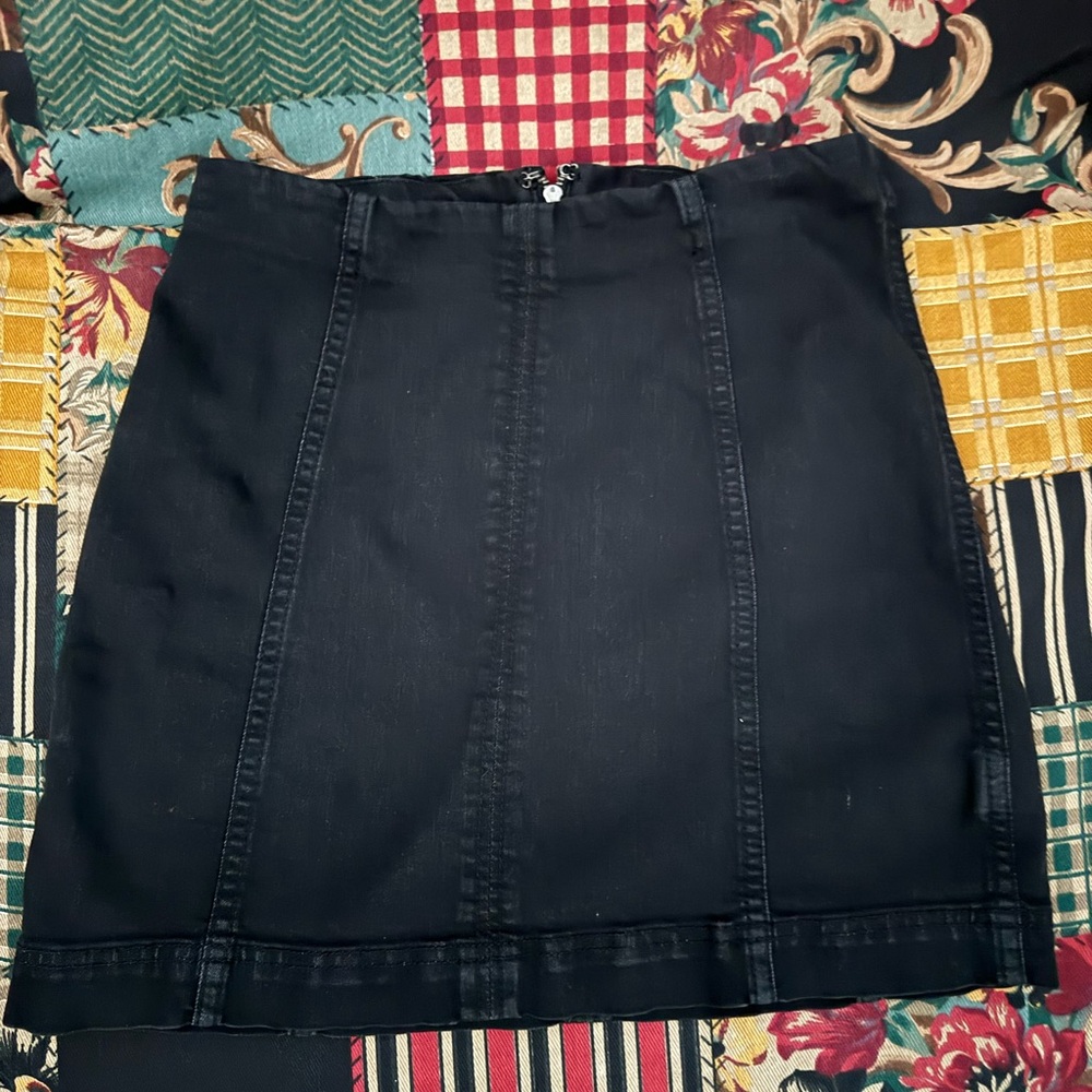 Free people!! Mini skirt size 0 black color.so hot right now!!